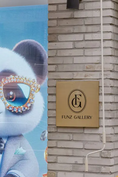 골드 플레이트와 NFT 아트가 만나는 갤러리 사인